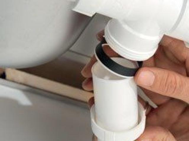 Que faire quand votre douche ne s’évacue plus et que l’eau stagne vraiment ?